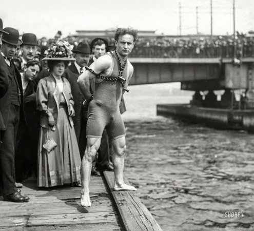 Photo showing: Houdini Swims -- April 30, 1908. The Charles River in Boston. Harry Houdini in chains before jumping from Harvard Bridge.