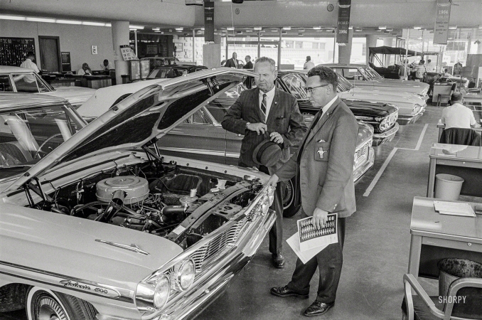 Photo showing: Galaxie 500 -- June 23, 1964. Ford showroom in Wheaton, Maryland.