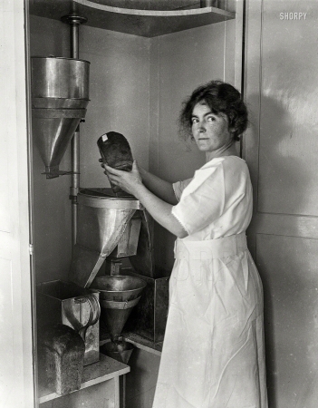 Photo showing: Breadalyzer -- Washington, D.C., 1922. First device to accurately measure a loaf of bread in cubic centimeters.