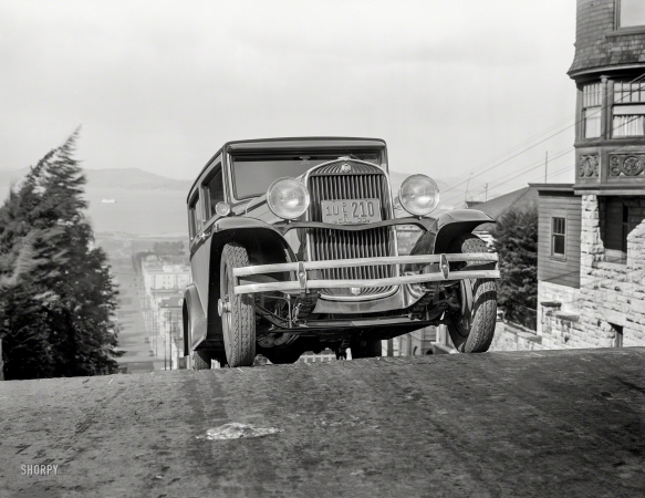 Photo showing: Essex Ascending -- San Francisco, 1930. Essex Super Six climbing Webster Street hill.