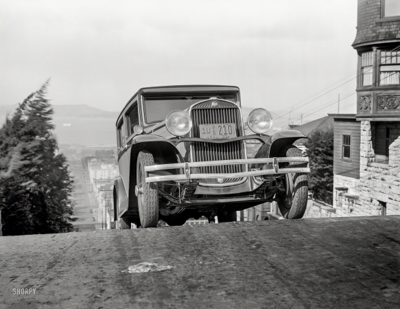 Photo showing: Essex Ascending -- San Francisco, 1930. Essex Super Six climbing Webster Street hill.