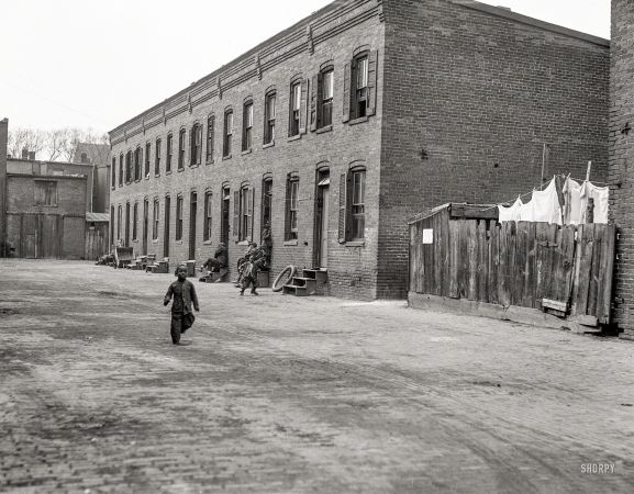 Photo showing: Washday Alley -- 1923. City rowhouses -- Washington, D.C.