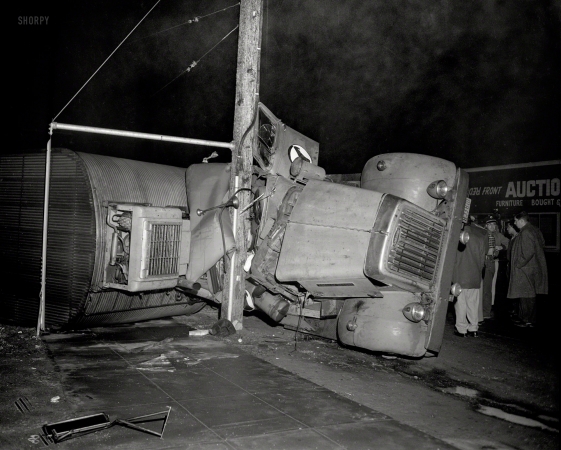 Photo showing: Truck Amok -- Oakland, California, circa 1958. Wrecked Autocar reefer.