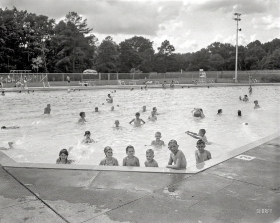 Photo showing: Public Pool -- Columbus, Georgia, circa 1960. Municipal pool.