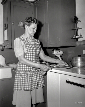 Photo showing: Blue Apron -- Columbus, Georgia, circa 1950. Mrs. D.L. Randall.