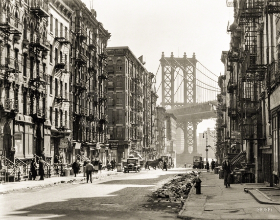 Photo showing: Colossus of Pike Street -- March 6, 1936. Looking down Pike Street toward the Manhattan Bridge.