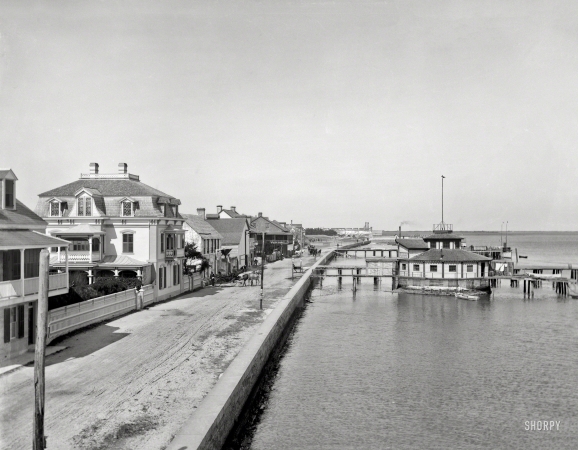 Photo showing: Old Florida -- Circa 1897. The sea wall at St. Augustine.