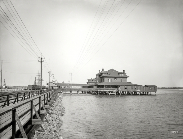 Photo showing: Old Florida. -- Tampa Pier, Fla. The Port Tampa Inn, wharf and rail line circa 1898.