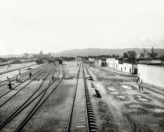 Photo showing: Depot Mexicano -- San Luis Potosi, Mexico, circa 1897. Estación del Ferrocarril Central Mexicano (Mexican Central R.R. station).