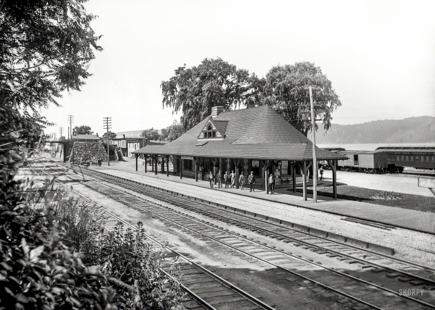 Photo showing: Dobbs Ferry -- Westchester County, New York, circa 1900. Dobbs Ferry depot.