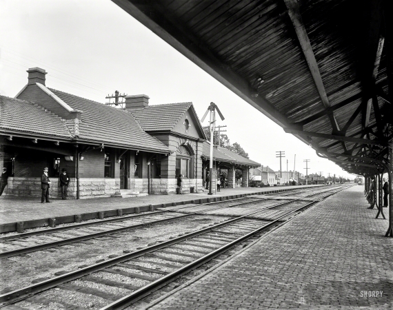 Photo showing: Elmhurst Depot -- Circa 1899. Chicago & North Western Railway station, Elmhurst, Ill.