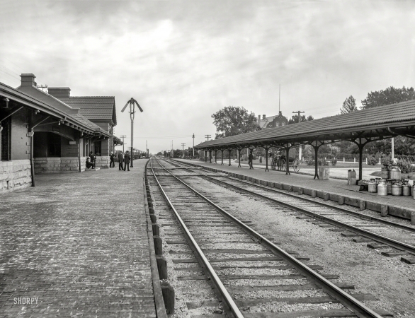 Photo showing: Elmhurst Depot II -- Elmhurst, Illinois, circa 1899. Chicago & North Western Railway station.