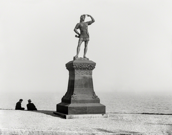 Photo showing: Leif the Discoverer -- The shores of Lake Michigan circa 1899. Leif Erikson statue, Milwaukee, Wisconsin.