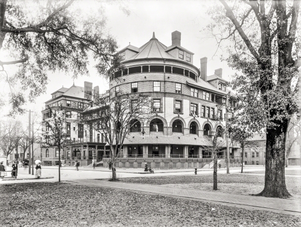 Photo showing: Delightful, Delovely -- Savannah, Georgia, circa 1900. Hotel DeSoto.
