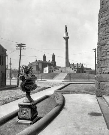 Photo showing: On a Pedestal -- New Orleans circa 1900. General Lee monument, Tivoli Circle, St. Charles Avenue.