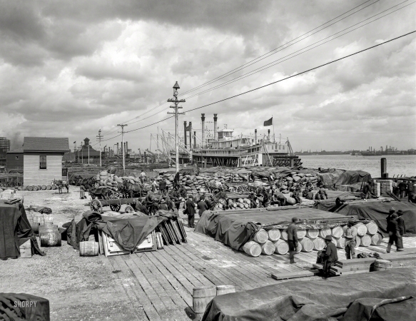 Photo showing: America of Galena -- New Orleans circa 1900. Foot of Canal Street -- Riverboat at the levee. The sternwheeler America of Galena, Illinois.