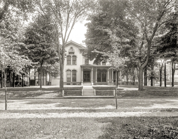Photo showing: Den of Vice -- Bloomington, Illinois, 1900. Adlai Stevenson residence. Home of Grover Cleveland's
vice president, and William Jennings Bryan's vice presidential running mate.