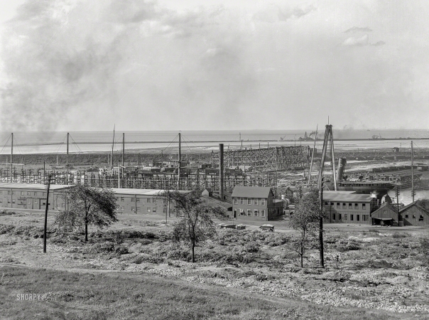 Photo showing: Industrial Strength -- Lake Erie circa 1901. Ore docks and harbor -- Cleveland, O.
