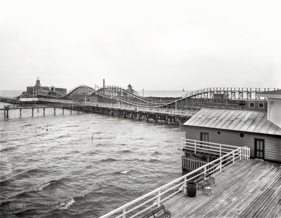 Photo showing: Bayou City Roller -- New Orleans, 1901. Roller coaster and pier at West End, Lake Pontchartrain.