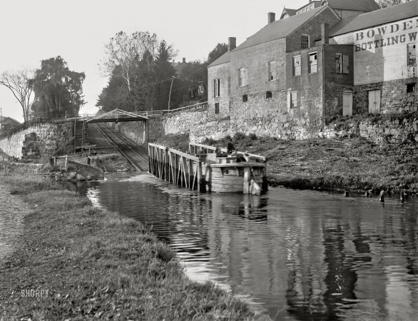 Photo showing: Morris Canal -- Boonton, New Jersey, circa 1900. Boat ascending plane, Morris and Essex Canal.