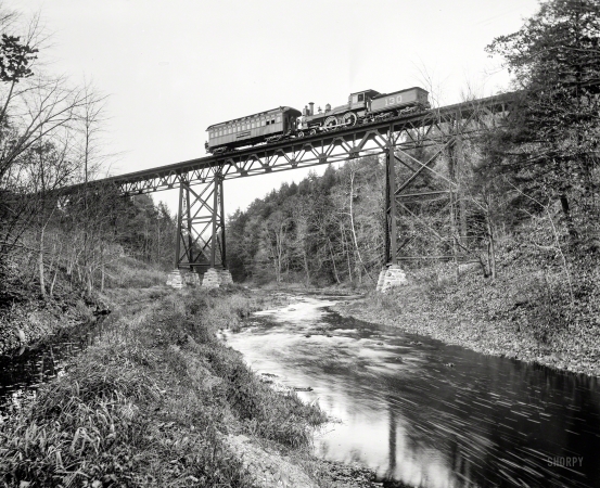 Photo showing: Shutterbug Special -- Circa 1900. Detroit Photographic car crossing DL&W bridge over the Passaic at Millington, New Jersey.