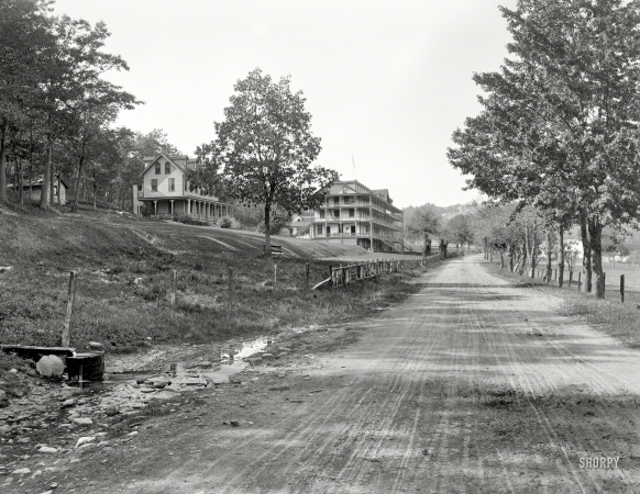 Photo showing: Pocono Mountain House -- Mount Pocono, Pennsylvania, circa 1901. Pocono Mountain House and Springs.
