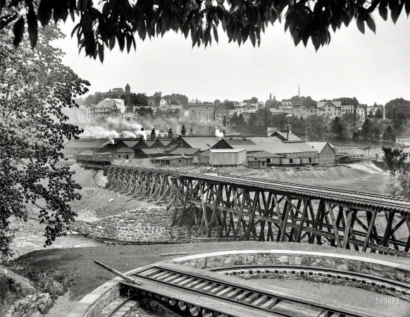 Photo showing: Bustling Boonton -- Circa 1901. Railroad tracks and trestle at Boonton, New Jersey.