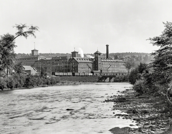 Photo showing: Silk Railroad -- Circa 1900. Sauquoit silk mill on Susquehanna River at Scranton, Pennsylvania.