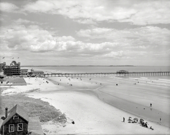 Photo showing: Old Orchard Beach -- Circa 1900. The beach at Old Orchard, Maine -- Ocean Pier and Hotel Velvet.