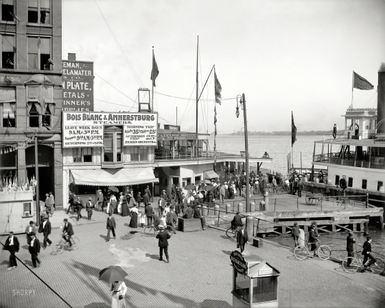 Photo showing: Boblo Island Steamers -- Detroit circa 1901. Windsor ferry dock, Woodward Avenue. Steamers to Bois Blanc Island (Boblo Island), Ontario.