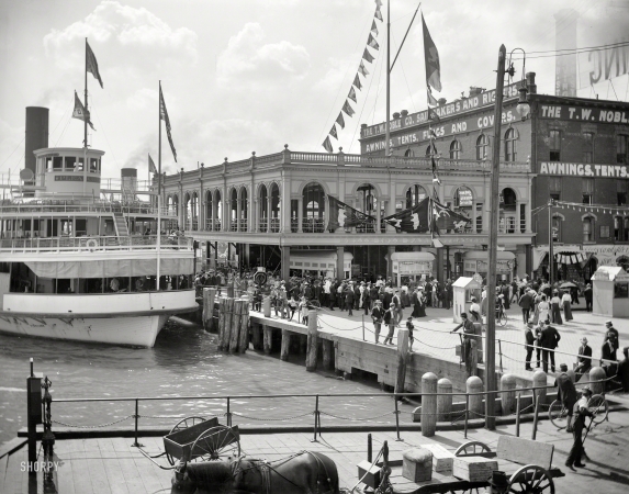 Photo showing: The Pleasure -- Detroit circa 1901. Screw ferry excursion steamer Pleasure at Belle Isle ferry dock, Woodward Avenue.