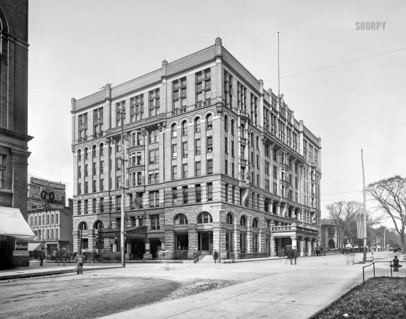 Photo showing: Hotel Pfister -- Milwaukee, 1900. Hotel Pfister, Wisconsin Avenue and Jefferson Street.
