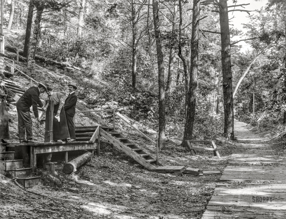Photo showing: Pumped in the Park -- Ottawa County, Michigan, circa 1901. Crescent Walk, Macatawa Park.