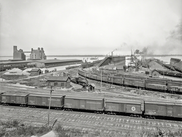 Photo showing: Pennsylvania Lines -- Circa 1900. Anchor Line docks and Penna. R.R. coal & ore docks, Erie, Pennsylvania.