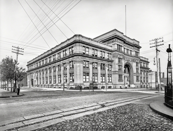 Photo showing: Edifice Drex -- Circa 1900. Drexel Institute, Philadelphia. Attended by an assortment of superannuated streetlights.