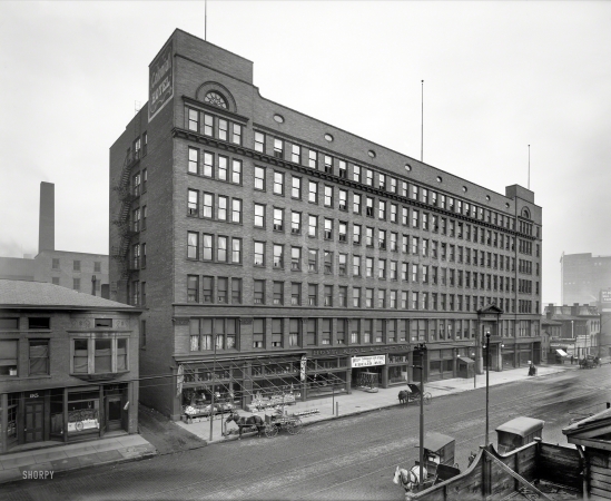 Photo showing: Colonial Cleveland -- Circa 1900. Colonial Hotel, Cleveland.