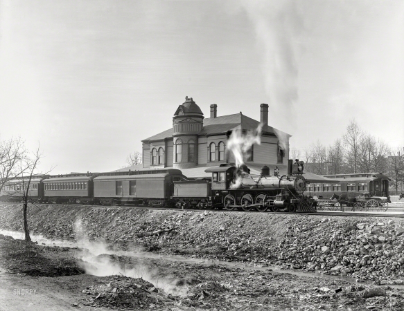 Photo showing: Hot Springs Depot -- Circa 1900. L.R. & H.S.W. R.R. Depot, Hot Springs, Arkansas.