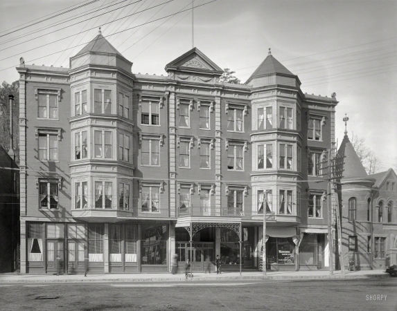 Photo showing: The Waukesha -- Circa 1905. Waukesha Hotel and Rector Bath House -- Hot Springs, Arkansas.