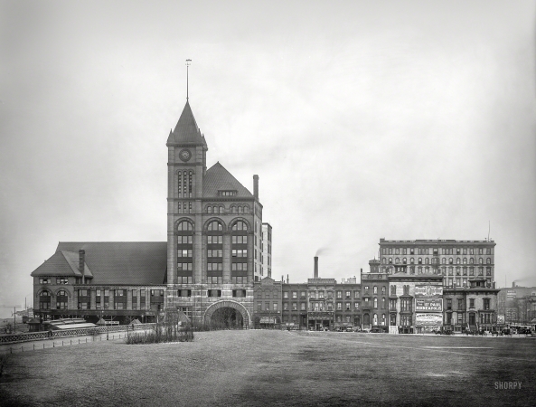Photo showing: Central Station -- Circa 1901. Illinois Central Depot, 12th Street and Park Row, Chicago.