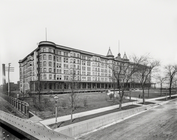 Photo showing: Chicago Beach -- The Windy City circa 1900. Chicago Beach Hotel, Hyde Park Boulevard.