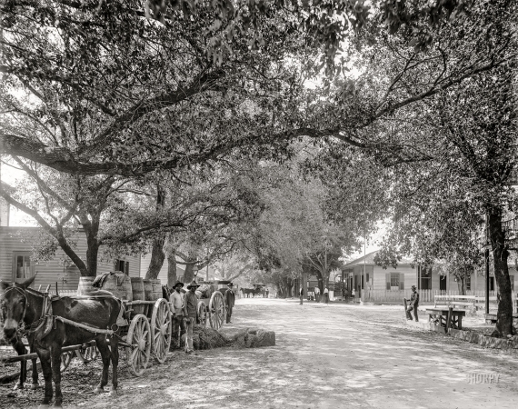 Photo showing: Ocean Springs -- 1901. Washington Avenue and Post Office -- Ocean Springs, Mississippi.