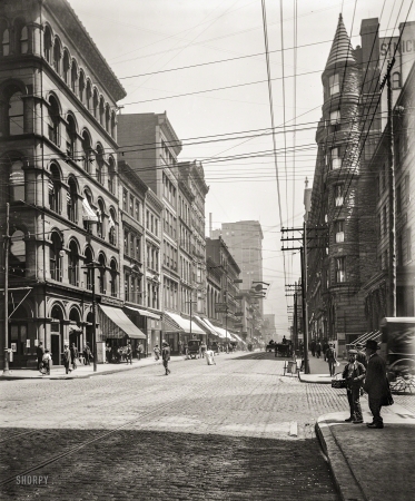 Photo showing: Fourth From Race -- Cincinnati circa 1900. Fourth Street looking east from Race.
