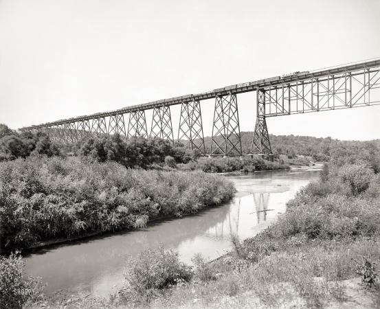 Photo showing: High-Roller -- Circa 1902. Steel viaduct over Des Moines River, Iowa. Chicago & North Western Railway.