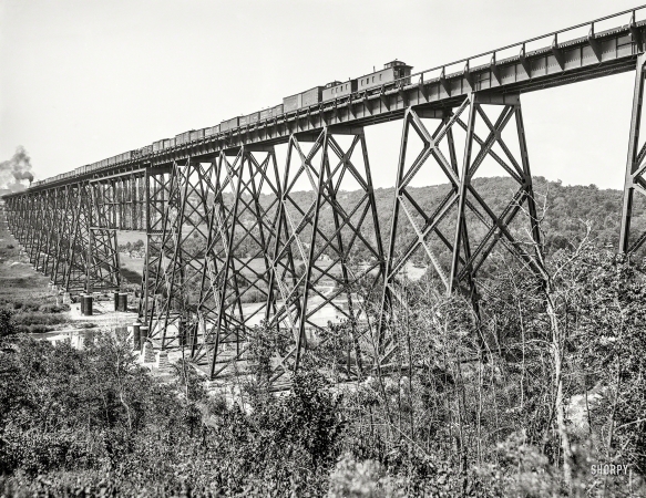 Photo showing: Long Train Running -- Circa 1900. Steel viaduct over Des Moines River, Iowa -- Chicago & North Western Railway.