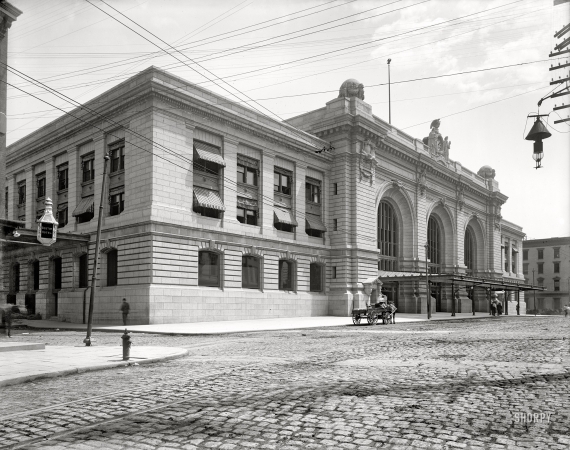 Photo showing: N.Y.C. & H.R.R.R. -- Albany, New York, circa 1900. N.Y.C. & H.R.R.R. (New York Central and Hudson River Rail Road) station.