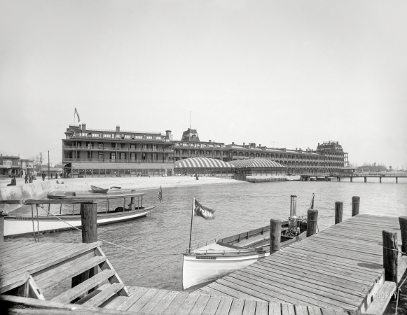 Photo showing: A Vast Resort -- Hampton Roads, Virginia, circa 1895. Hygeia Hotel, Old Point Comfort.