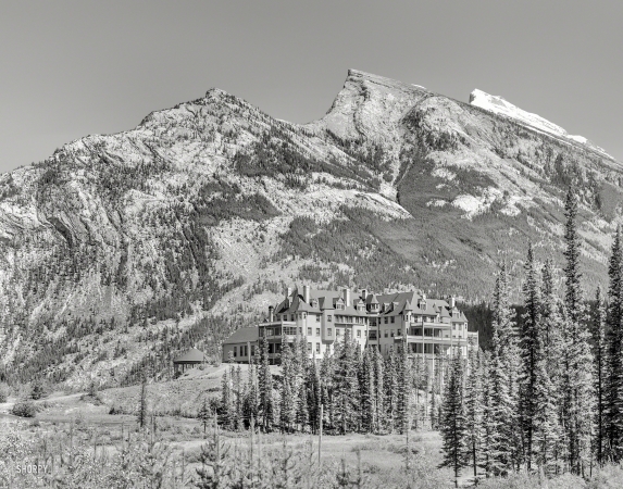 Photo showing: Banff Springs Hotel -- Alberta, Canada, circa 1905. Mount Rundle and the Banff Springs Hotel.