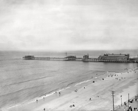 Photo showing: Youngs Pier -- Atlantic City, New Jersey, 1907. Boardwalk (lower right) and Young's Million-Dollar Pier.