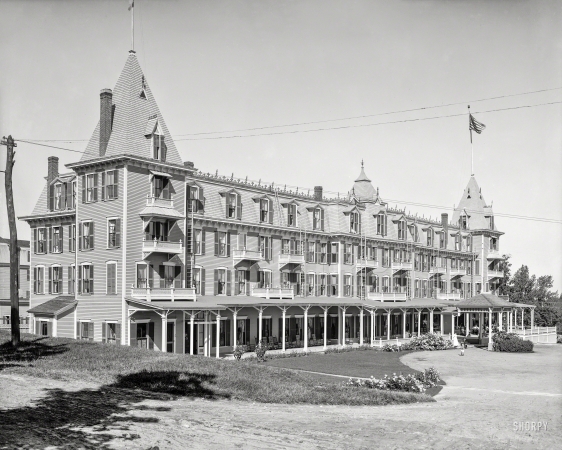 Photo showing: 200 Rooms -- New Hampshire circa 1908. Maplewood House, Bethlehem, White Mountains.