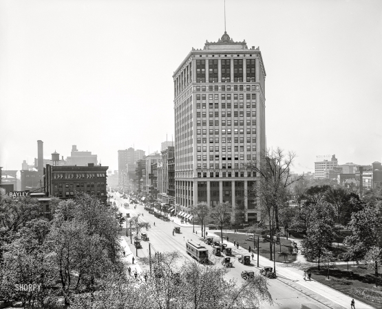 Photo showing: Upward on Woodward -- Detroit circa 1915. Woodward Avenue -- Whitney Building and Grand Circus Park.
